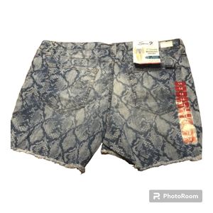 NWT Seven7 Weekend Stretch 5” Fray Hem Snakeskin Python Indigo Denim Short.